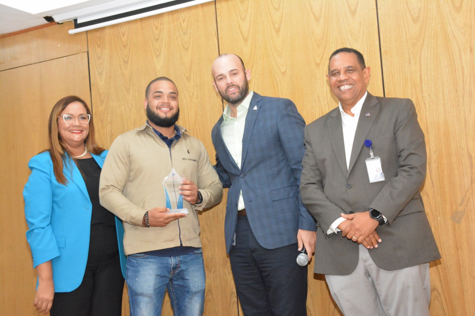 El viceministro Administrativo y Financiero, Yamel Valera junto a la directora de Recursos Humanos, Águeda Suarez y el director Administrativo Gilberto Valdez, hacen entrega del premio por su Desempeño Extraordinario a Génesis Antonio Luciano García de la División de Mantenimiento del Viceministerio Administrativo y Financiero.