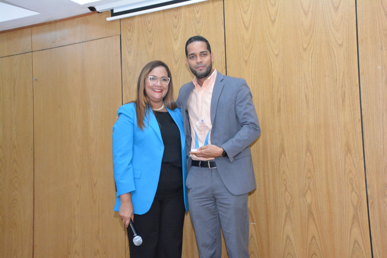 Águeda Suarez, directora de Recursos Humanos entregan reconocimiento por su desempeño extraordinario a Víctor Alfonso Hughes Peña de la Dirección General de Inversión Pública.