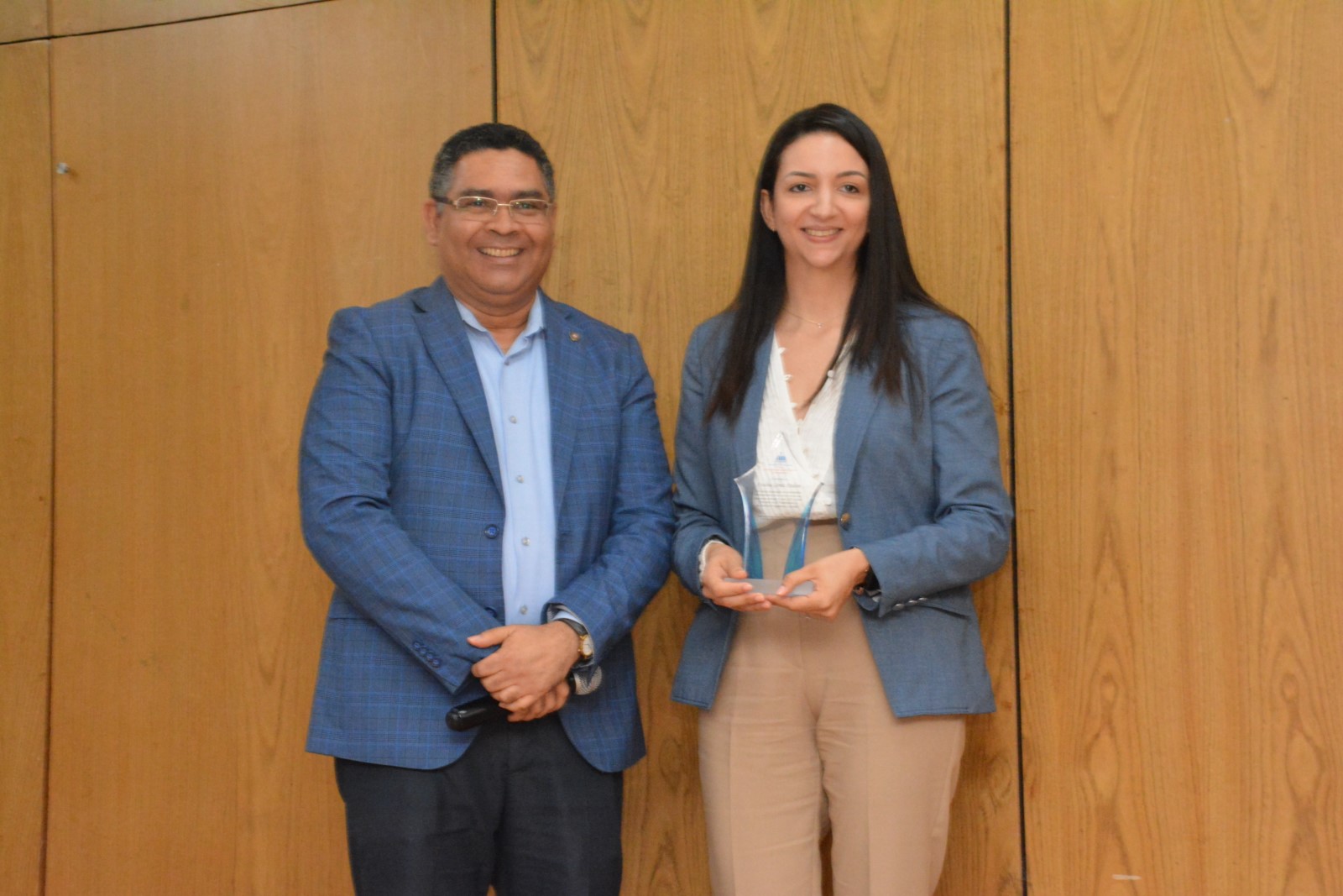 El viceministro de Análisis Económico y Social, Alexis Cruz, realiza entrega de reconocimiento por su Desempeño Extraordinario a Evalina Gómez, Especialista Sectorial de la Unidad Asesora de Análisis Económico.