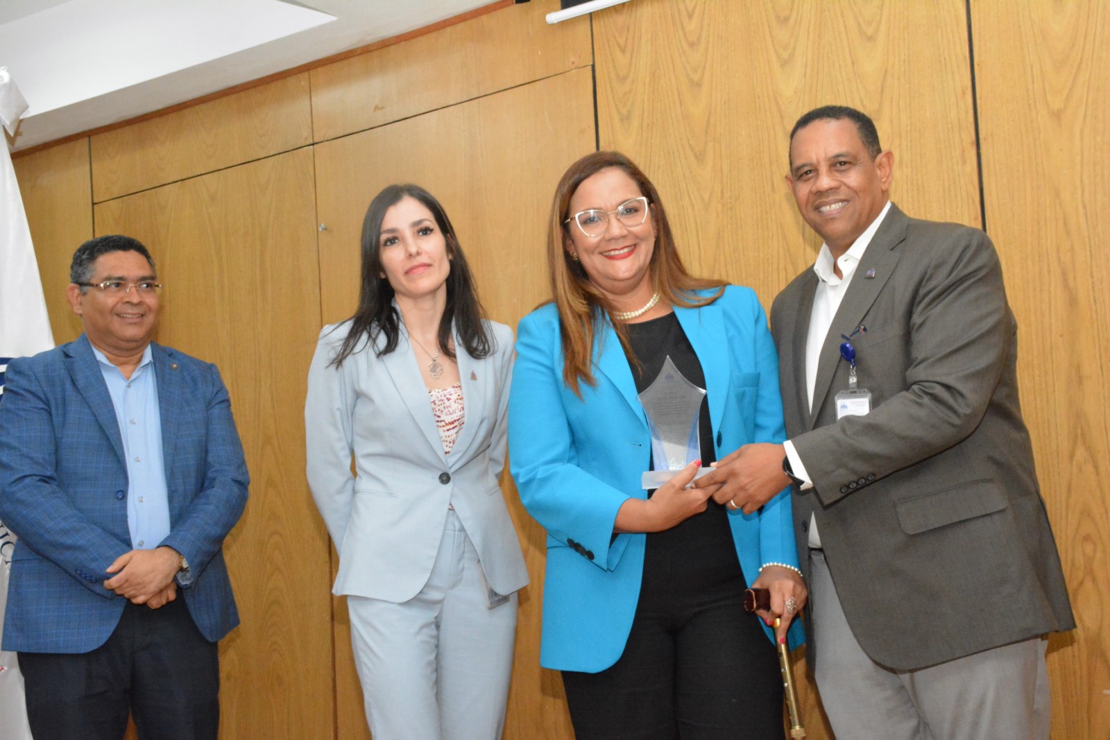 El viceministro Administrativo y Financiero, Yamel Valera, hace entrega a la directora de Recursos Humanos, Águeda Suarez de su premio al Desempeño Extraordinario, le acompañan el viceministro de Análisis Económico y Social, Alexis Cruz y Mar García, directora Institucional de Planificación y Desarrollo.