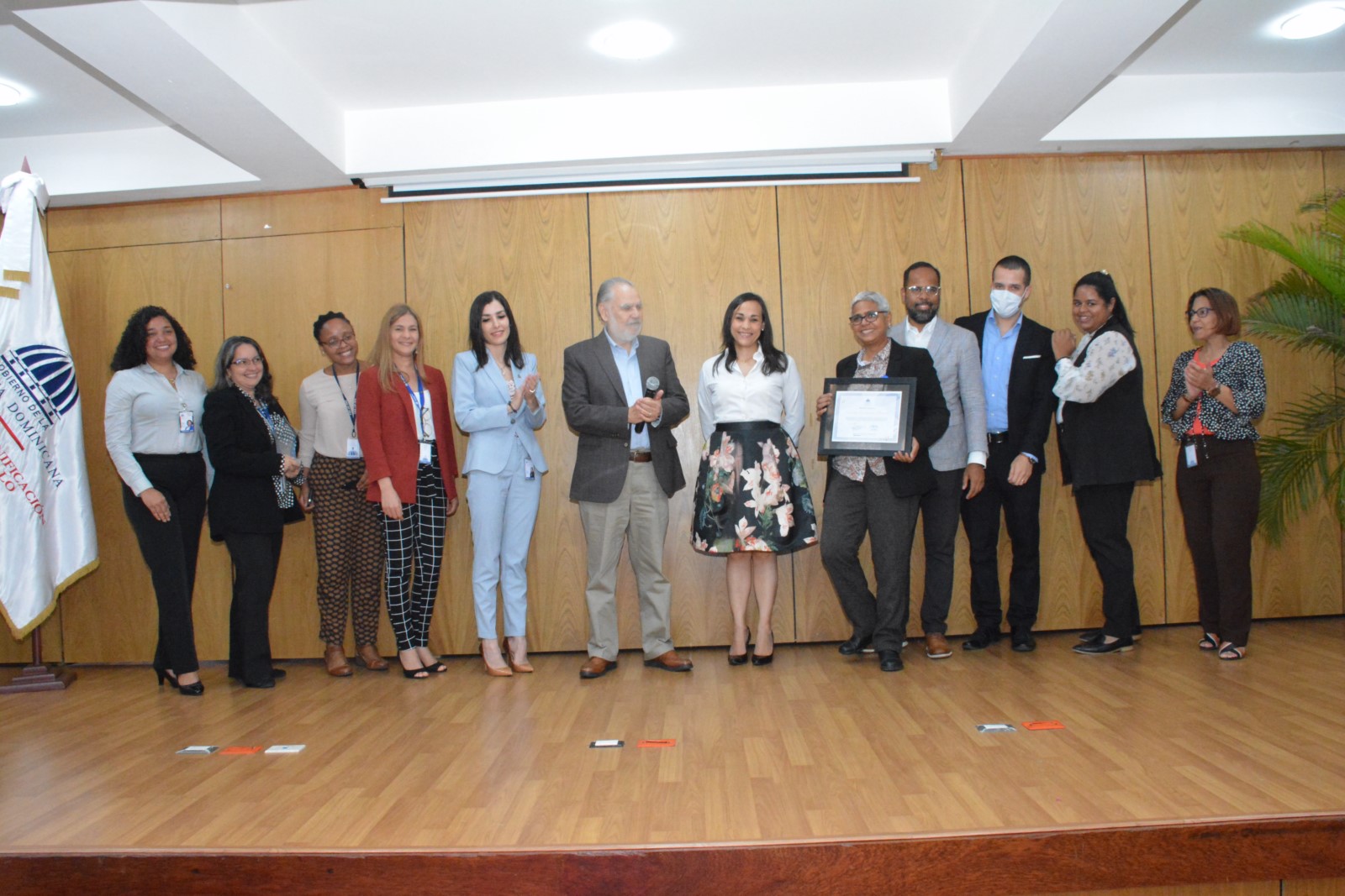 El Viceministerio de Cooperación Internacional recibe reconocimiento a la eficiencia y la eficacia en el logro de los objetivos institucionales para 2021, hace entrega Miguel Ceara Hatton, ministro de Economía, Planificación y Desarrollo junto a Mar García, directora Institucional de Planificación y Desarrollo.