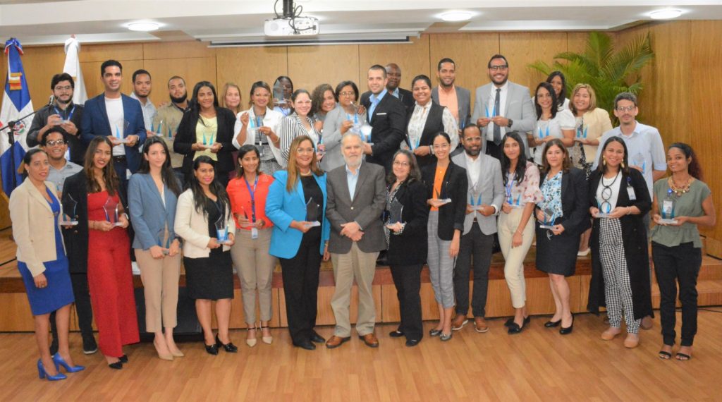 Ministerio de Economía, Planificación y Desarrollo reconoce 43 colaboradores y colaboradoras con el premio al “Desempeño Extraordinario”. 