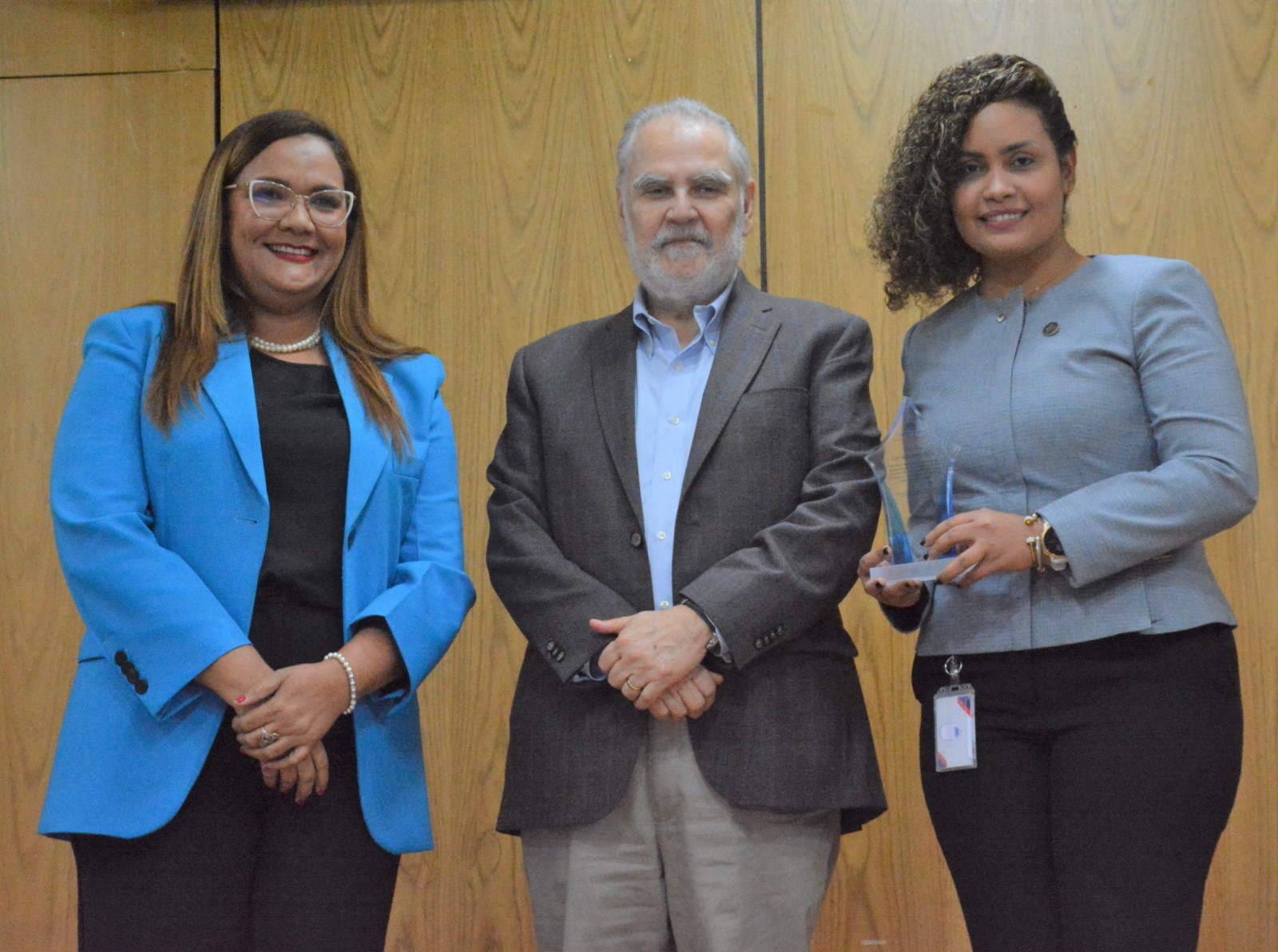 Miguel Ceara Hatton, ministro de Economía, Planificación y Desarrollo y Águeda Suarez, realizan entrega de reconocimiento por su Desempeño Extraordinario a la directora de Tecnología de la Información y la Comunicación, Luz Félix.
