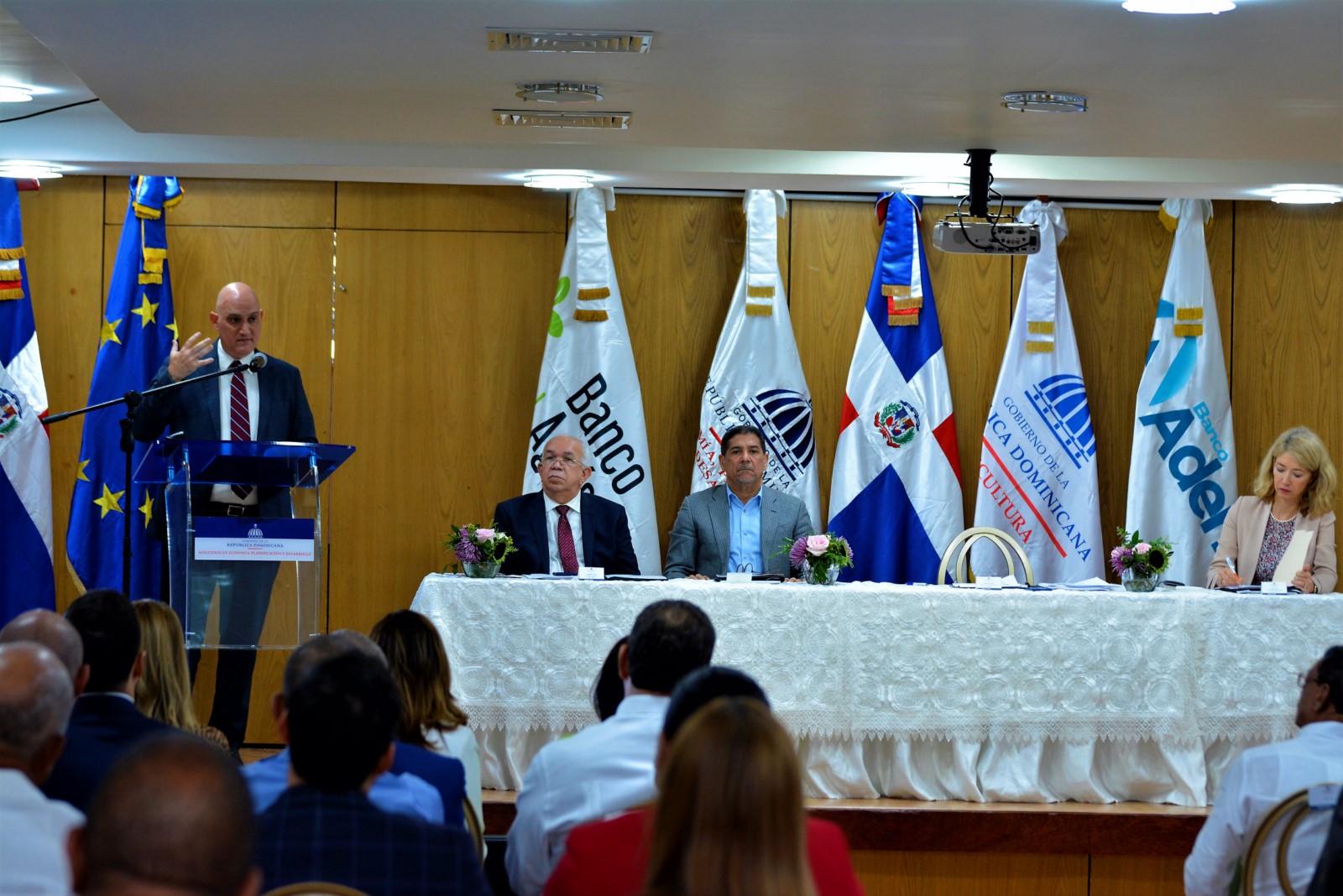 Pável Isa Contreras, ministro de Economía, Planificación y Desarrollo, se dirige a los participantes en el acto de transferencia de fondos de la facilidad crediticia establecido en el programa "Medidas de Acompañamiento del Banano para República Dominicana” (BAM).