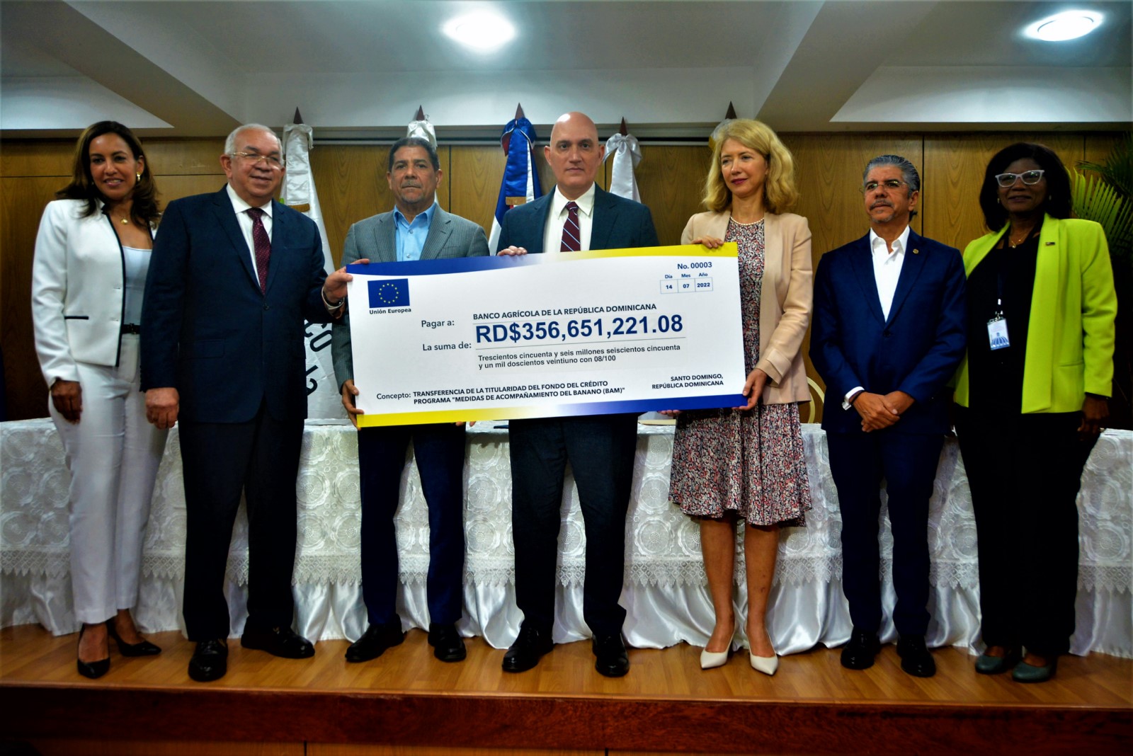 La embajadora Katja Afheldt, jefa de la Delegación de la Unión Europea en República Dominicana realiza entrega simbólica del Cheque sobre Transferencia del Fondo de Crédito del programa "Medidas de Acompañamiento del Banano para República Dominicana (BAM)" a las autoridades del Gobierno dominicano.