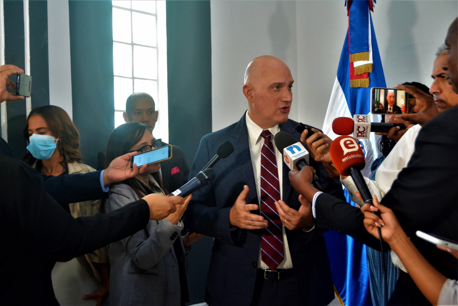 Pável Isa Contreras, ministro de Economía, Planificación y Desarrollo, ofrece declaraciones a la prensa en el acto de transferencia de fondos de la facilidad crediticia establecido en el programa "Medidas de Acompañamiento del Banano para República Dominicana” (BAM).