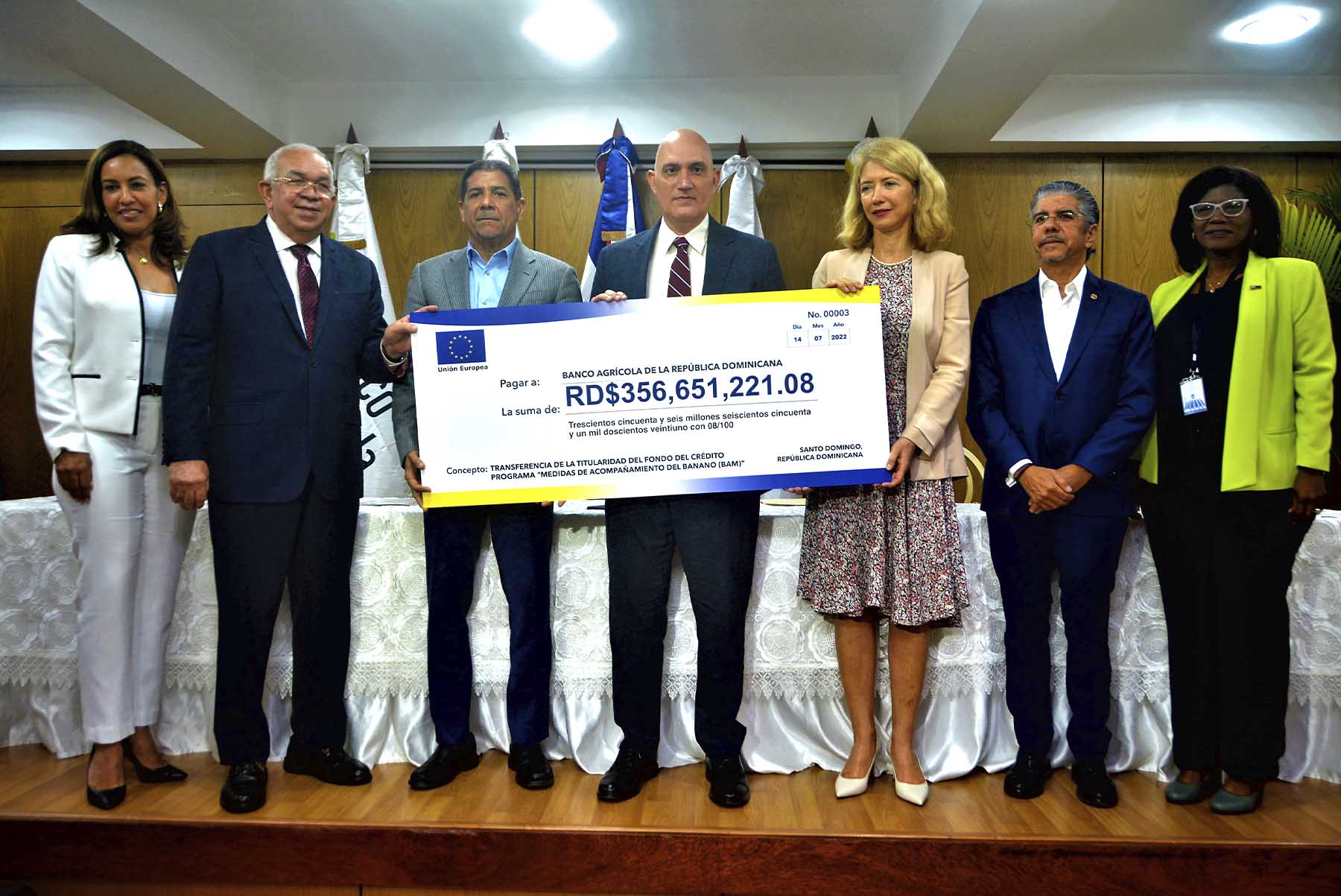 La embajadora Katja Afheldt, jefa de la Delegación de la Unión Europea en República Dominicana realiza entrega simbólica del Cheque sobre Transferencia del Fondo de Crédito del programa "Medidas de Acompañamiento del Banano para República Dominicana (BAM)" a las autoridades del Gobierno dominicano.