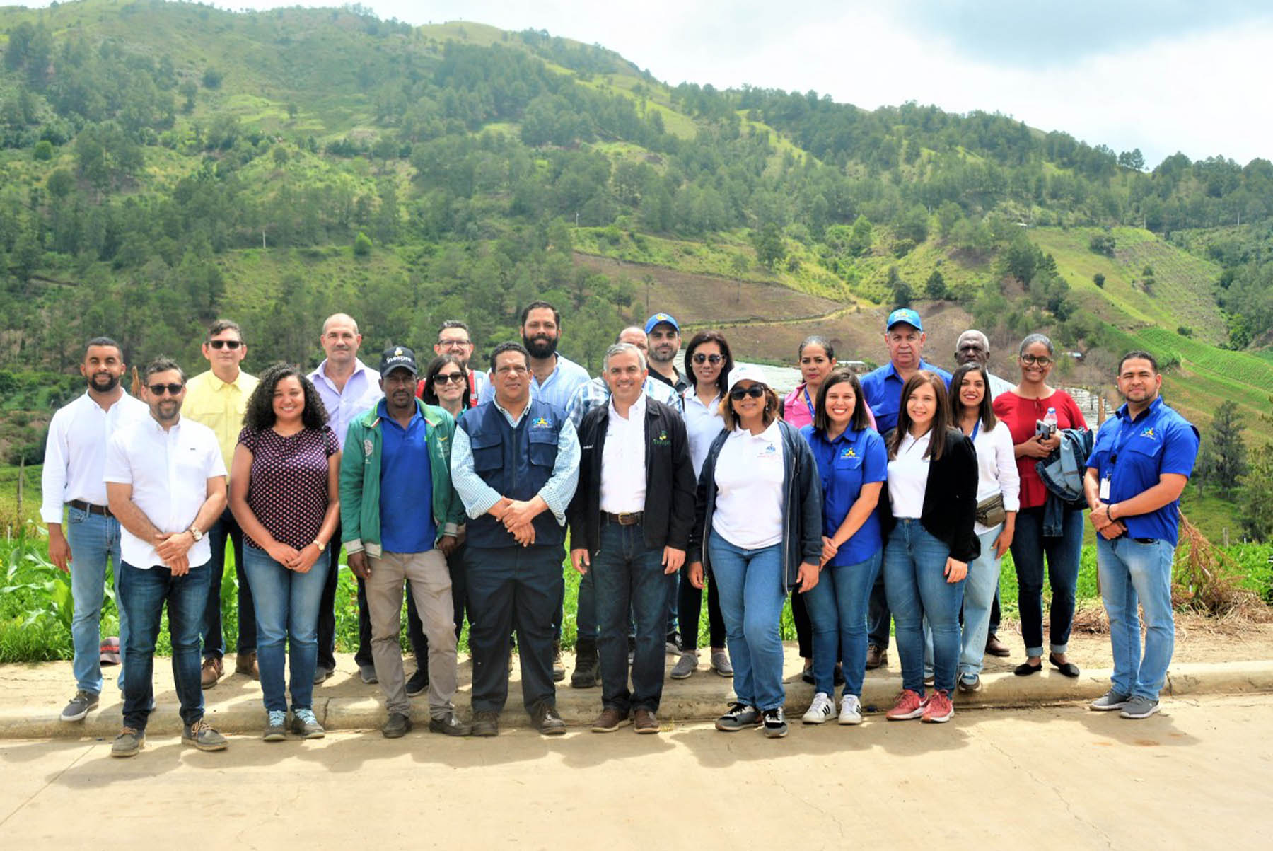 Olaya Dotel, viceministra de Cooperación Internacional del Ministerio de Economía, Planificación y Desarrollo, encabeza recorrido junto a la misión de Costa Rica en Villa Poppy, Constanza.