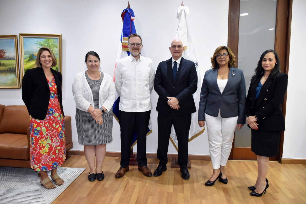 Al centro, Pável Isa Contreras, ministro de Economía, Planificación y Desarrollo, junto a Robert Thomas, encargado de Negocios de la Embajada de Estados Unidos en República Dominicana, le acompañan la directora Rebecca Latorraca y la oficial de Programas, Isabelle Mullin, de la Agencia de los Estados Unidos para el Desarrollo Internacional; Olaya Dotel, viceministra de Cooperación Internacional, y Clara Aquino, directora general de Cooperación Bilateral del Ministerio de Economía, Planificación y Desarrollo.