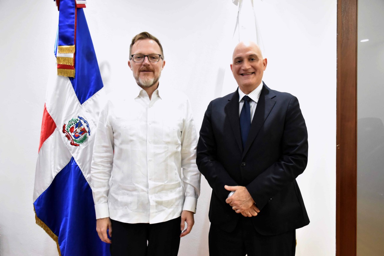 Pável Isa Contreras, ministro de Economía, Planificación y Desarrollo y Robert Thomas, encargado de Negocios de la Embajada de Estados Unidos en República Dominicana.