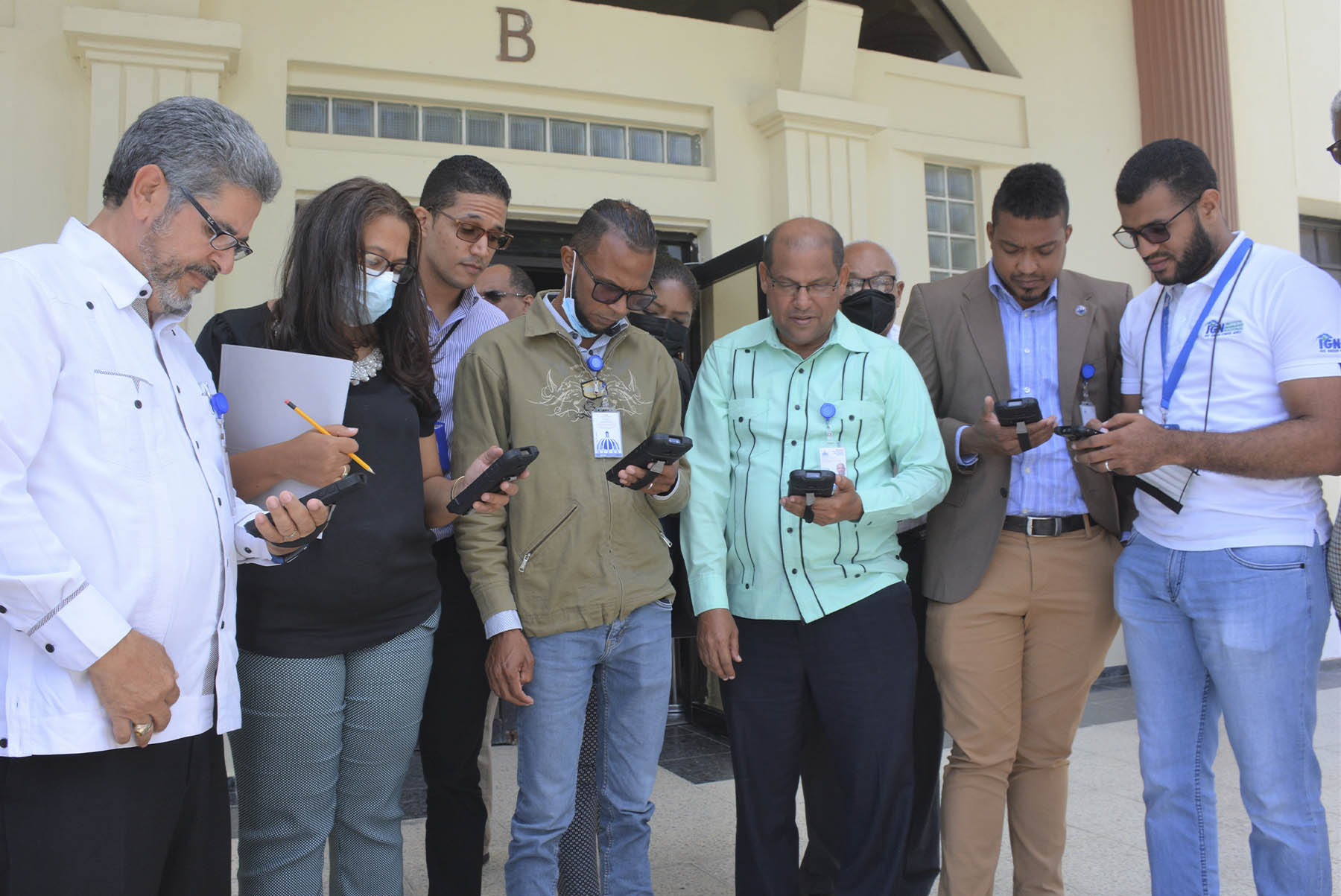 Practica de campo durante el taller de capacitación para el uso de los recolectores de datos (GPS).
