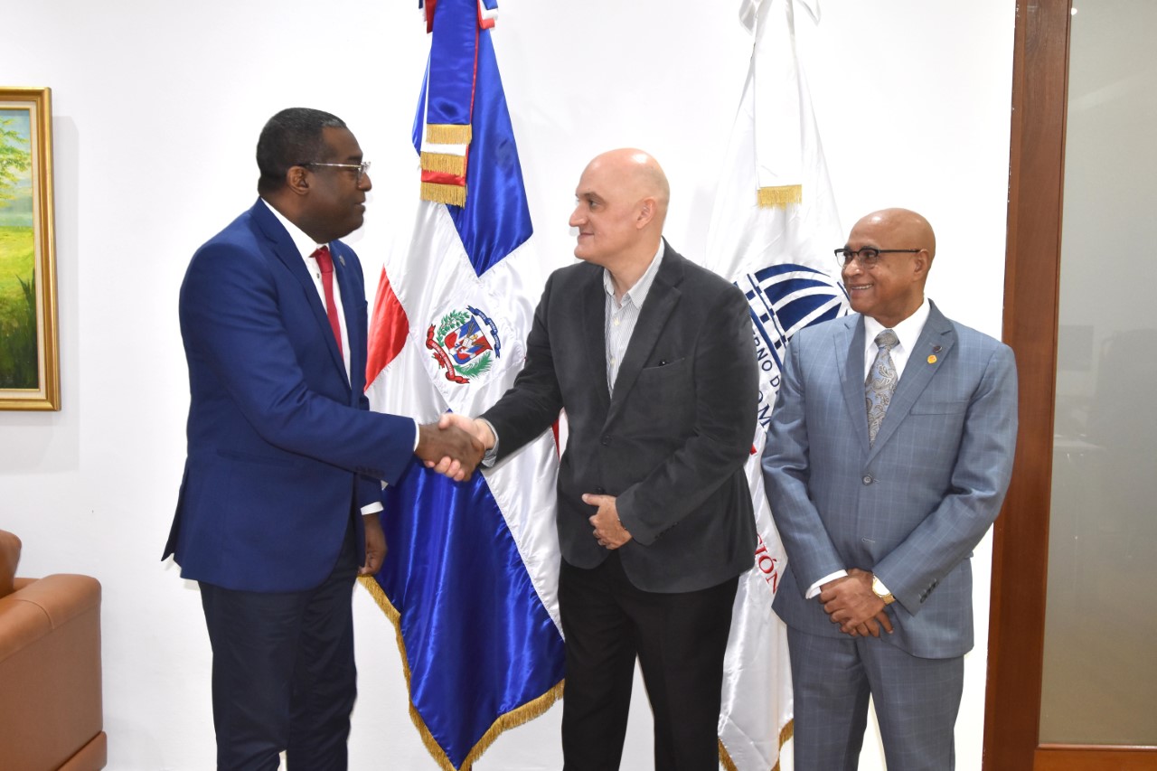 De izquierda a derecha, Antonio Ciriaco, Decano de la Facultad de Economía de la UASD; Pável Isa Contreras, ministro de Economía, Planificación y Desarrollo y Nicolás Jiménez, director de la Escuela de Economía de la UASD