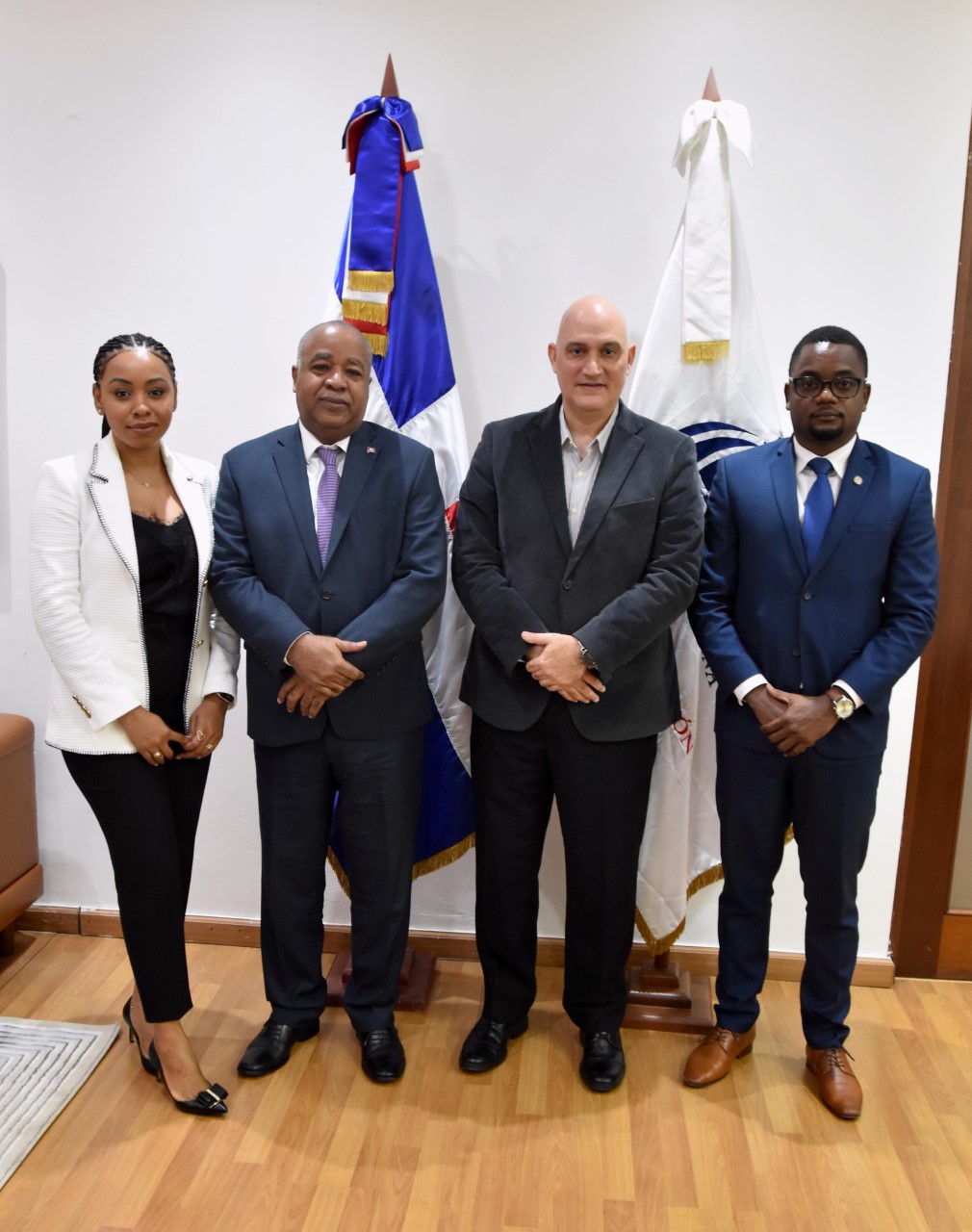 Diplomáticos y académicos visitan ministro de Economía