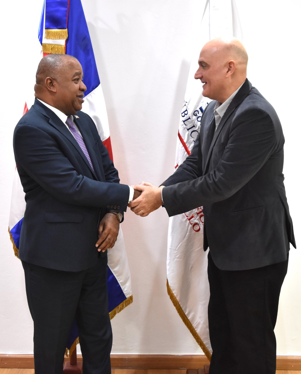 Pável Isa Contreras, ministro de Economía, Planificación y Desarrollo y Luc Garvey Jean Pierre, Encargado de Negocios a.i. de la Embajada de la República de Haití en República Dominicana.