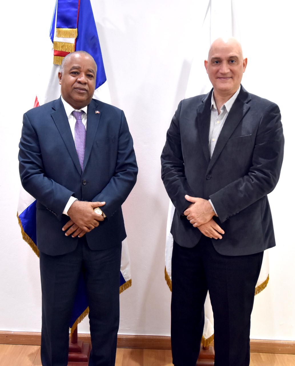Pável Isa Contreras, ministro de Economía, Planificación y Desarrollo y Luc Garvey Jean Pierre, Encargado de Negocios a.i. de la Embajada de la República de Haití en República Dominicana.