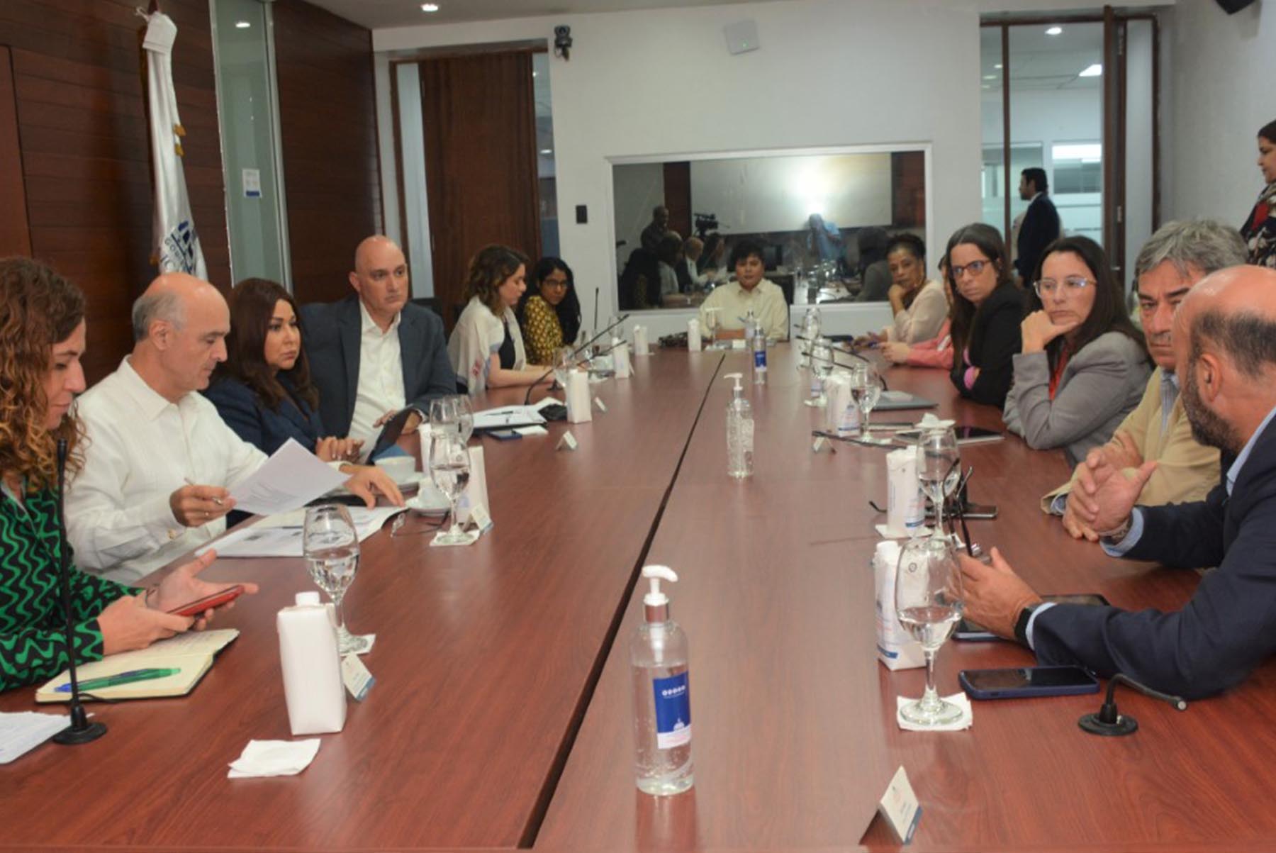 En el diálogo se trataron varios temas: la integración del cuidado en los planes y estrategias de política social del Gobierno, la articulación interinstitucional y participación de las comunidades y del sector privado para el éxito del piloto, y las fuentes de financiamiento de la política de cuidados.