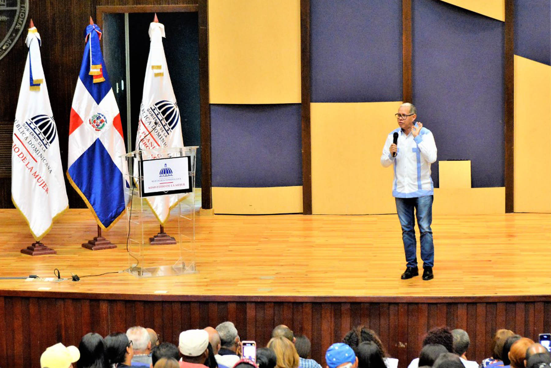 El sociólogo y municipalista expresó en su disertación que el espacio del buen vivir es el de lo tangible y lo intangible y de reproducción social permanente de la economía y la cultura.