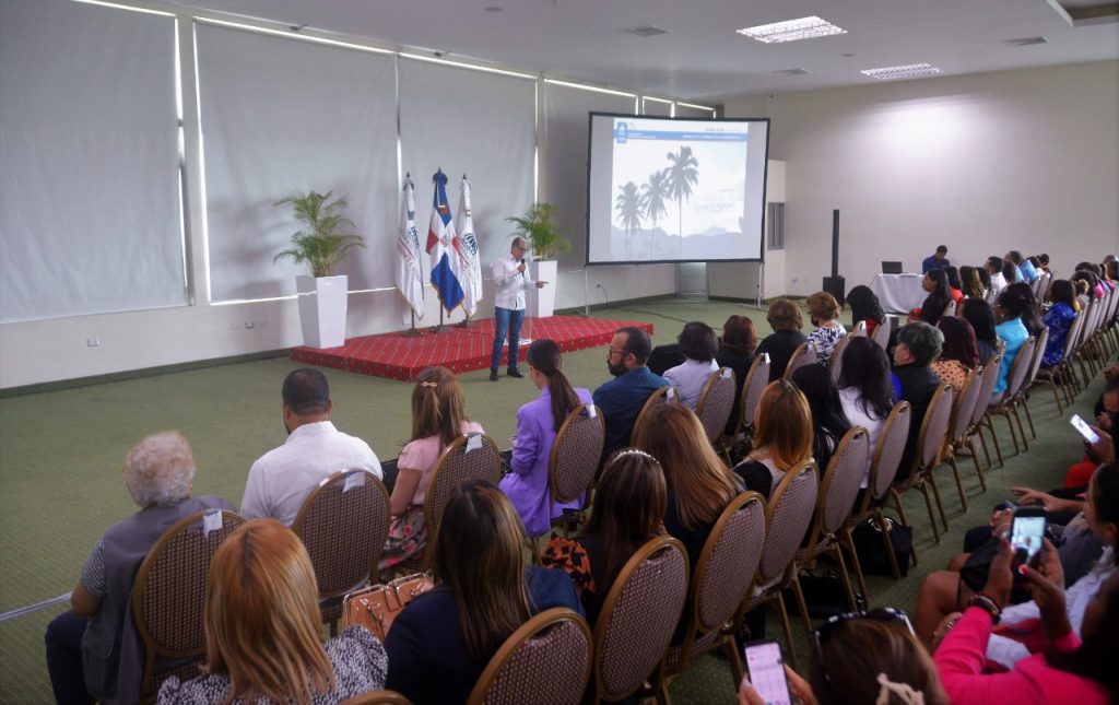 Los viceministros  Addys Then de la Mujer y Domingo Matías con representantes de la sociedad civil de Santiago y el Cibao en el Centro de Convenciones y Cultura Dominicana de la Universidad Tecnológica de Santiago (UTESA).
