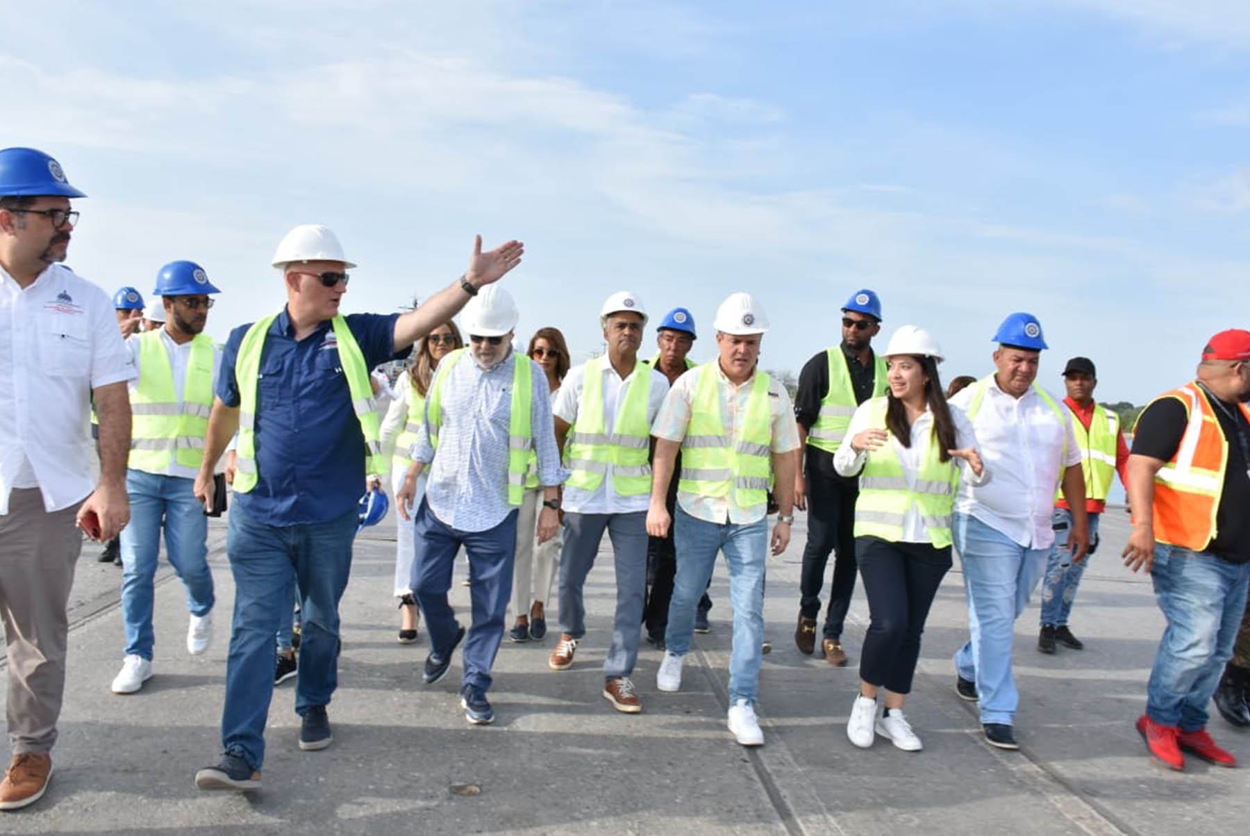 Los ministros de Economía, Planificación y Desarrollo, Pável Isa Contreras; de la Presidencia, Joel Santos Echavarría, y de Medio Ambiente y Recursos Naturales, Miguel Ceara Hatton, en un recorrido por el Puerto de Manzanillo y áreas circundantes del municipio Pepillo Salcedo.