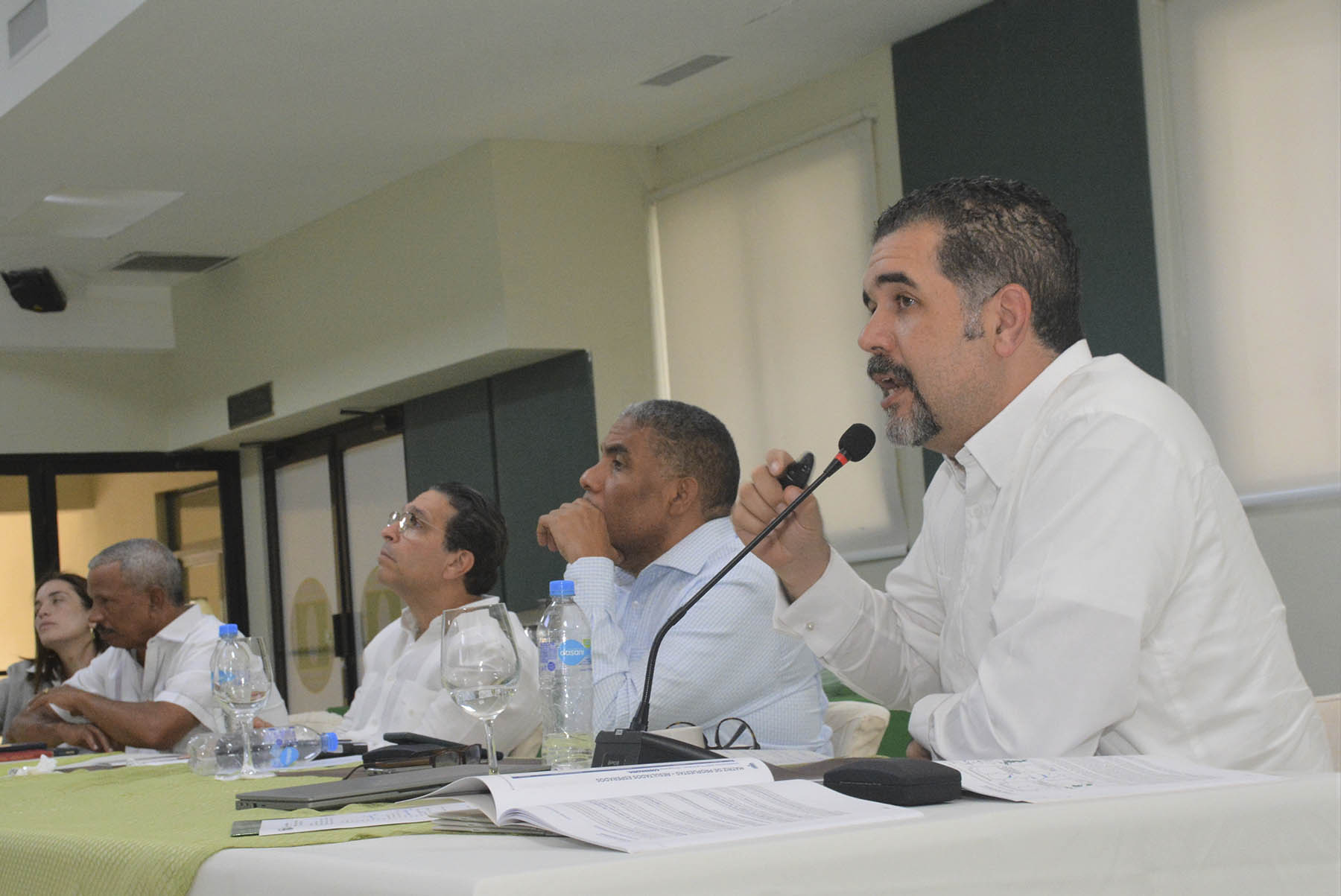 Erick Dorrejo, director de Políticas de Desarrollo e la Zona Fronteriza del Ministerio de Economía, Planificación y Desarrollo, presenta estrategia de desarrollo MiFronteraRD al Consejo Directivo de la Junta Agroempresarial Dominicana.