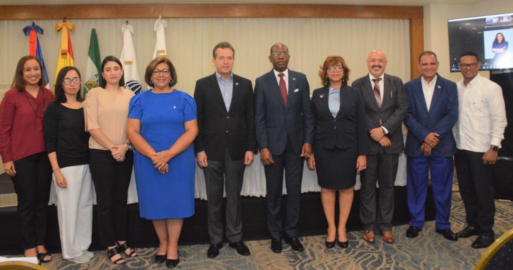 Foto de familia de las autoridades de los ministerios de Industria y Comercio y Economía