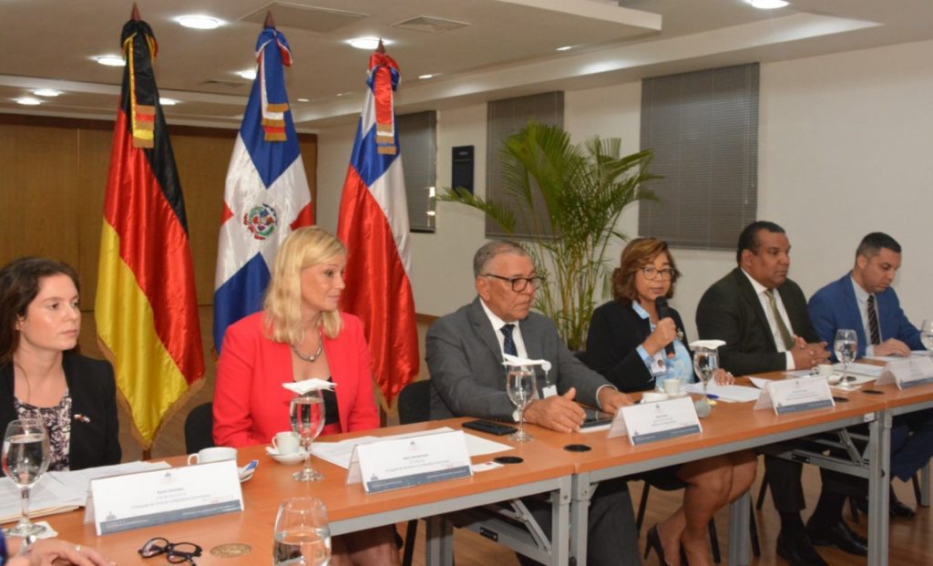 De izquierda a derecha, Karen González, jefa de Cancillería de la Embajada de Chile en República Dominicana; Katrin Werdermann, jefa adjunta de la Embajada de la República Federal de Alemania en la República Dominicana; Rafel Gómez, viceministro de Energía del Ministerio de Energía ; y Minas; Olaya Dotel, viceministra de Cooperación Internacional del Ministerio de Economía, Planificación y Desarrollo; José Luis Morillo, director de Cooperación Internacional del Ministerio de Relaciones Exteriores y Edward Veras, director ejecutivo de la Comisión Nacional de Energía. 