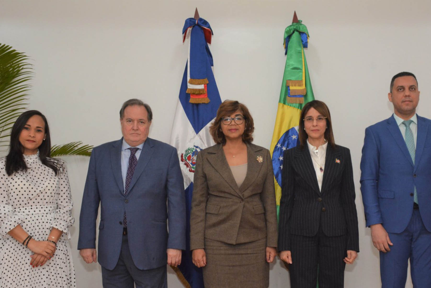 De izquierda a derecha, Clara María Aquino, directora general de Cooperación Bilateral; Renan Paes Barreto, embajador de Brasil en República Dominicana; Olaya Dotel, viceministra de Cooperación Internacional del Ministerio de Economía, Planificación y Desarrollo; Patricia Villegas de Jorge, embajadora de República Dominicana en Brasil, y José Luis Morillo Frías, director de Cooperación Internacional del Ministerio de Relaciones Exteriores.