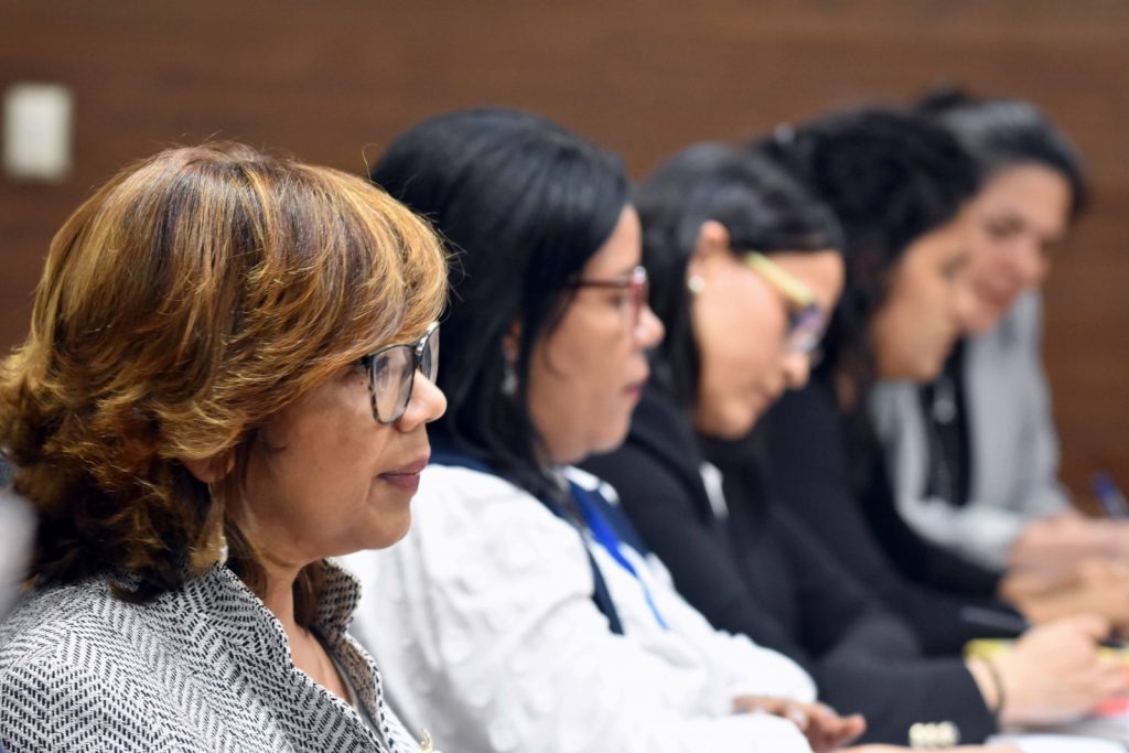 El ministro de la Juventud, Rafael Feliz García, y la viceministra de Cooperación Internacional, Olaya Dotel, junto a sus equipos de trabajo, sostuvieron encuentro para impulsar las políticas públicas de juventud a través de iniciativas basadas en becas y proyectos de gestión.