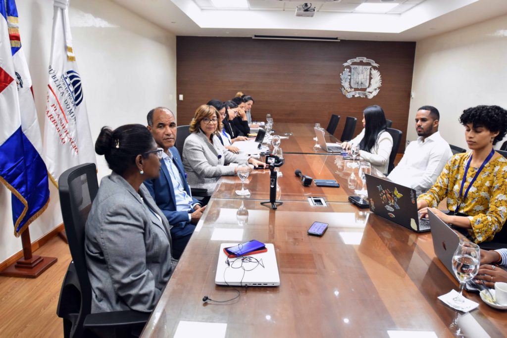 El ministro de la Juventud, Rafael Feliz García, y la viceministra de Cooperación Internacional, Olaya Dotel, junto a sus equipos de trabajo, sostuvieron encuentro para impulsar las políticas públicas de juventud a través de iniciativas basadas en becas y proyectos de gestión.