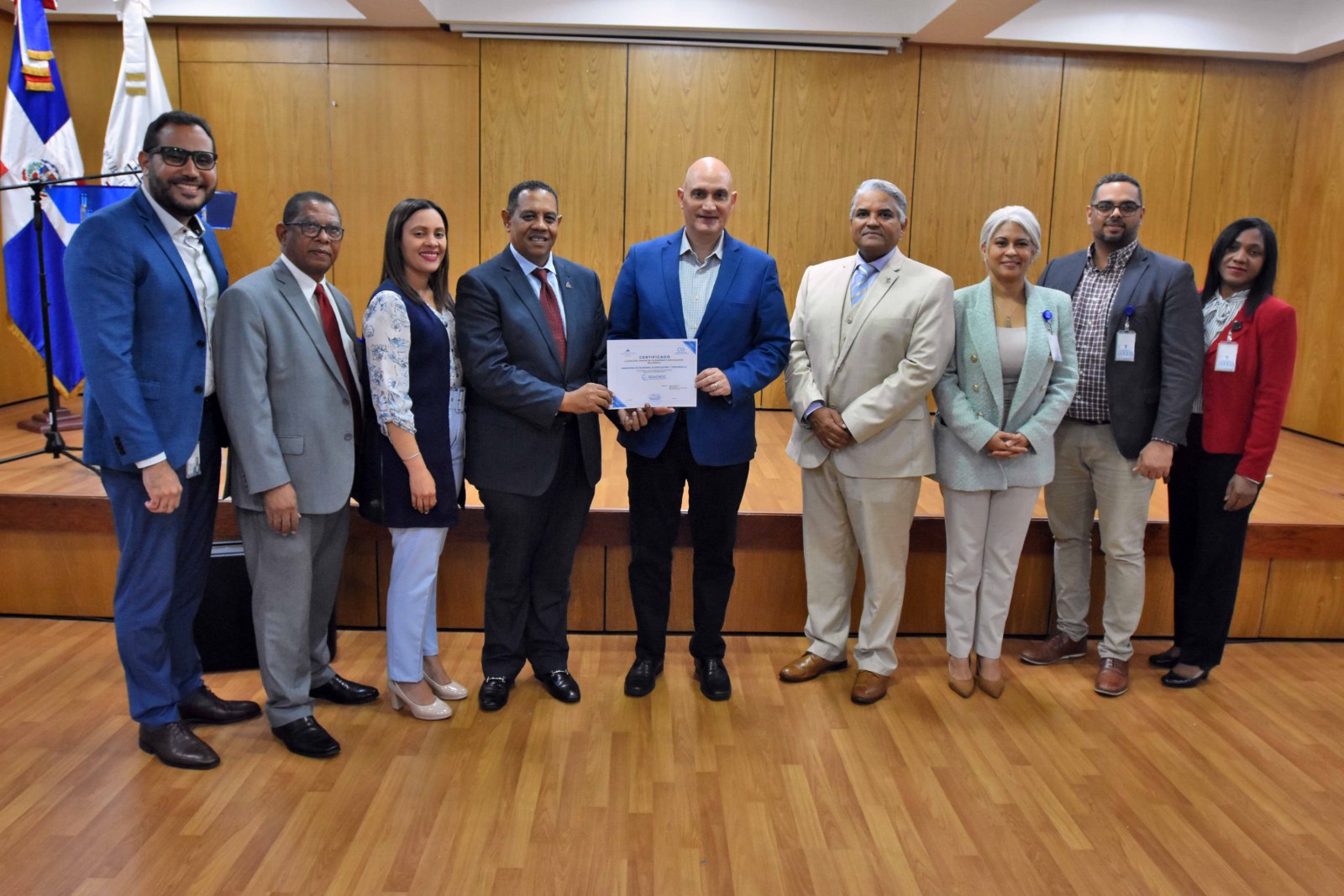 Al centro Pável Isa Contreras, ministro de Economía, Planificación y Desarrollo, junto a Yamel Valera Castillo, viceministro Administrativo y Financiero del Ministerio de Economía; Semari Semari Santana, director Financiero; Marchelo Robles, director de Control Interno, le acompañan directores, encargados, analistas y personal administrativo del viceministerio Administrativo y Financiero del Ministerio de Economía, Planificación y Desarrollo.