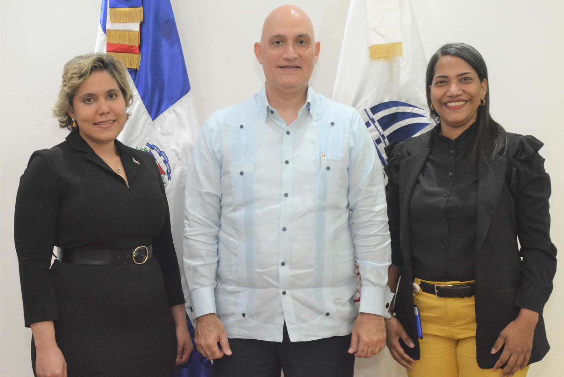 Desde la izquierda, la presidenta de Procompetencia, María Elena Vásquez y el ministro de Economía, Planificación y Desarrollo, Pável Isa Contreras, y la encargada del Departamento de Planificación y Desarrollo de Procompetancia, Sagrario Matos.