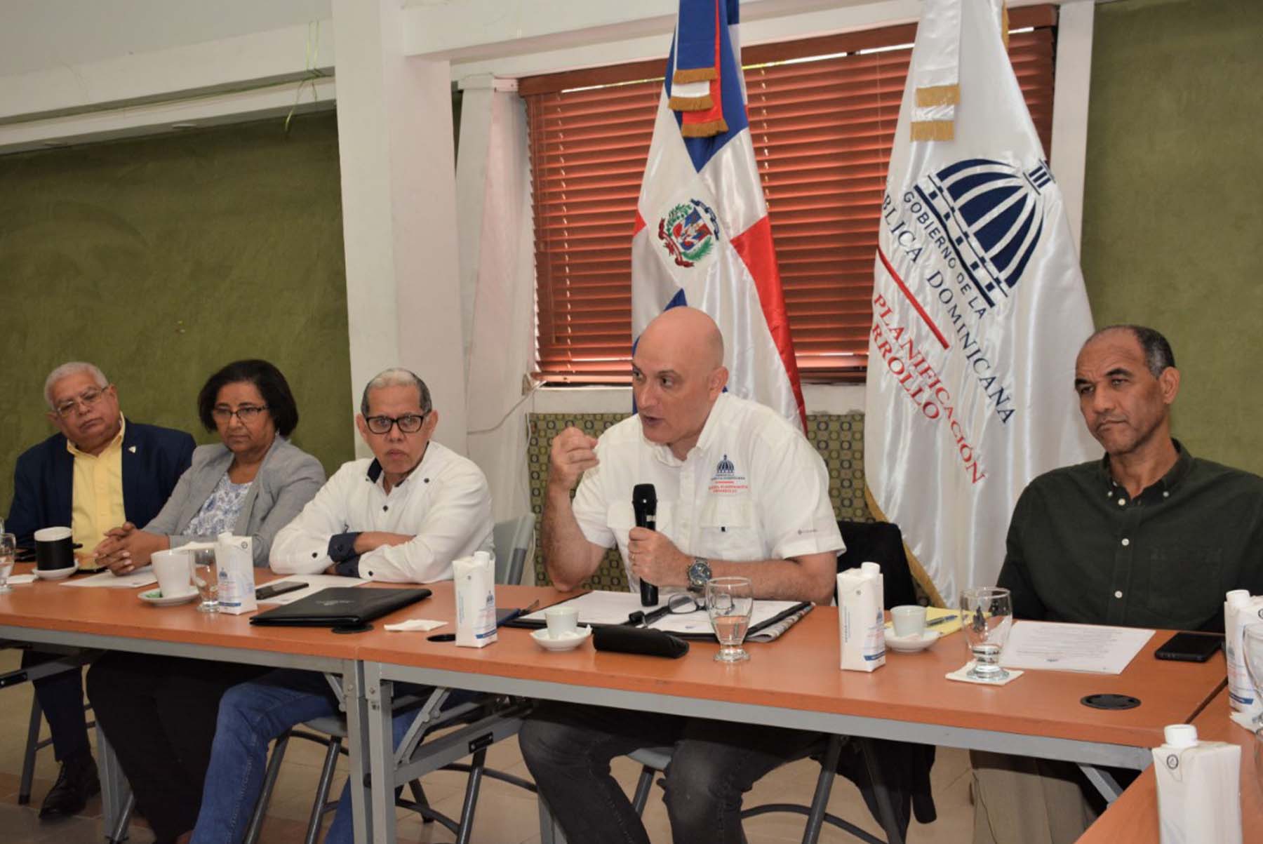 Pável Isa Conteras, ministro de Economía, Planificación y Desarrollo, encabeza presentación de fondo de cogestión Mesa Nacional para la Planificación Local con la sociedad civil.