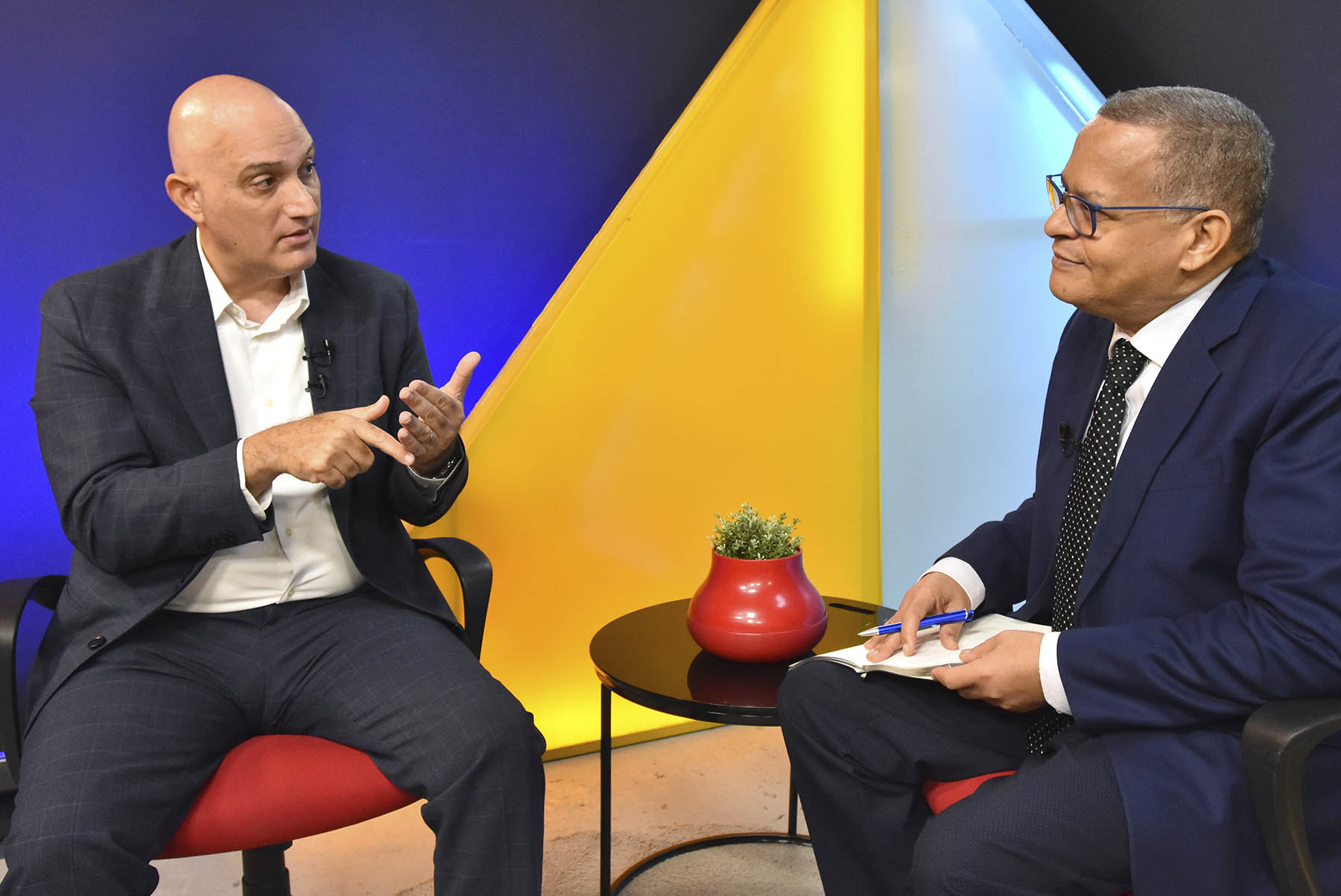 El ministro de Economía, Planificación y Desarrollo, Pável Isa Contreras, entrevistado por el periodista Fausto Rosario Adames, en el programa ¿Y tú que dices?, que se transmite por Acento TV.