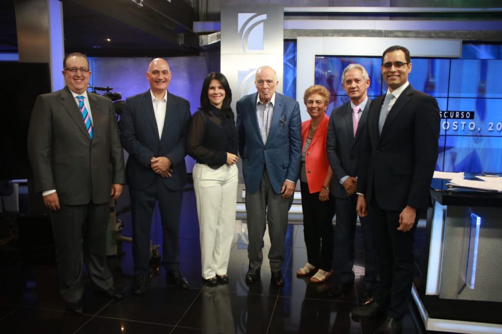 El ministro de Economía Pável Isa Contreras participa en el programa especial de Alicia Ortega, junto a los economistas Magín Díaz, Bernardo Vega, Haivanjoe NG Cortiñas y Juan Ariel Jiménez, exministro de Economía; también, la politóloga Rosario Espinal.