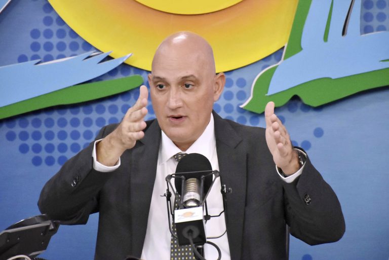 Pável Isa Contreras, ministro de Economía, Planificación y Desarrollo, durante su participación en el programa Sol de la Tarde, por Zol 106.5 FM.