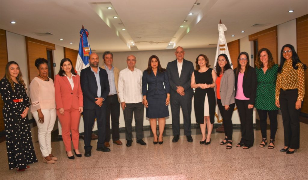 El ministro de Economía, Planificación y Desarrollo, Pável Isa Contreras, acompañado de la ministra de la Mujer, Mayra Jiménez; la directora del Supérate, Gloria Reyes, el equipo asesor de ONU Mujeres, y equipos directivos y técnicos de ambas instituciones.