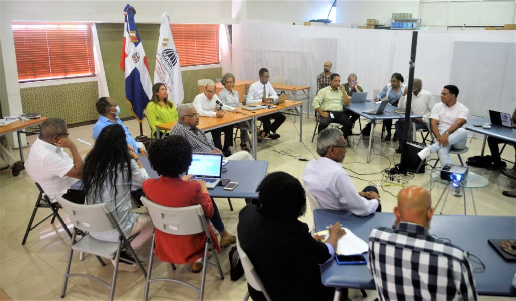 Representantes de entidades sin fines de lucro participaron en el taller encabezado por el viceministro Domingo Matías y la directora de CASFL, Vielka Polanco. 