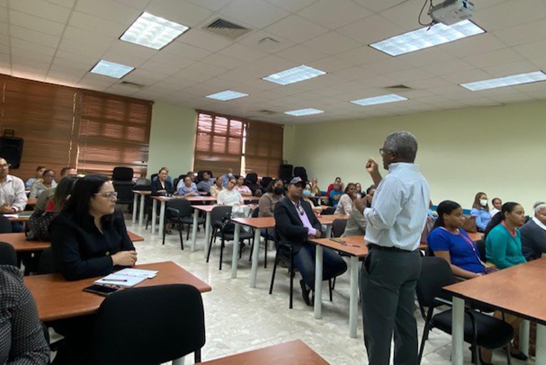 El taller fue impartido por Mario Serrano, director del Programa Nacional para la Promoción de la Ética.