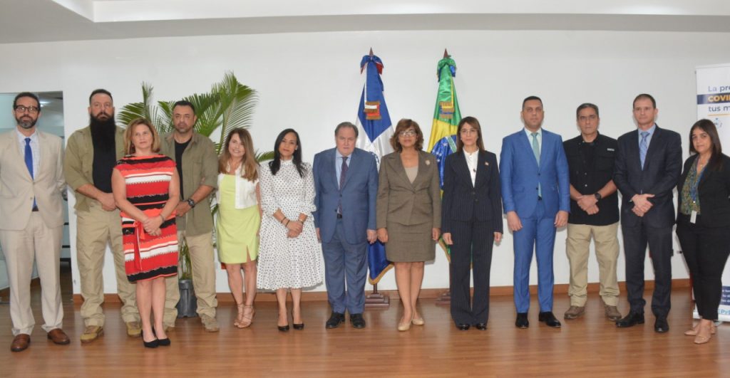 Al centro Olaya Dotel, viceministra de Cooperación Internacional del Ministerio de Economía, Planificación y Desarrollo, junto a los embajadores Renan Paes Barreto, de Brasil en República Dominicana; Patricia Villegas de Jorge, de República Dominicana en Brasil; Clara María Aquino, directora general de Cooperación Bilateral y José Luis Morillo Frías, director de Cooperación Internacional del Ministerio de Relaciones Exteriores, junto a la misión de la Agencia Brasileña de Cooperación (ABC). 