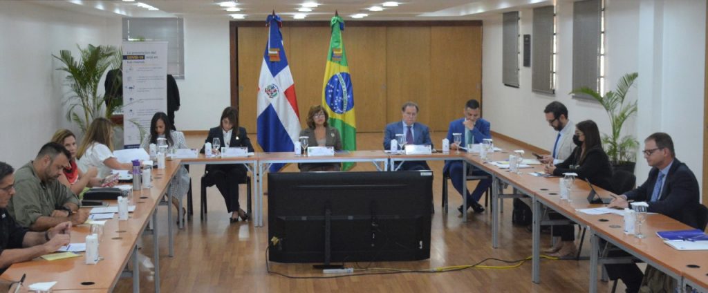 Al centro Olaya Dotel, viceministra de Cooperación Internacional del Ministerio de Economía, Planificación y Desarrollo, junto a los embajadores Renan Paes Barreto, de Brasil en República Dominicana; Patricia Villegas de Jorge, de República Dominicana en Brasil; Clara María Aquino, directora general de Cooperación Bilateral y José Luis Morillo Frías, director de Cooperación Internacional del Ministerio de Relaciones Exteriores, junto a la misión de la Agencia Brasileña de Cooperación (ABC). 