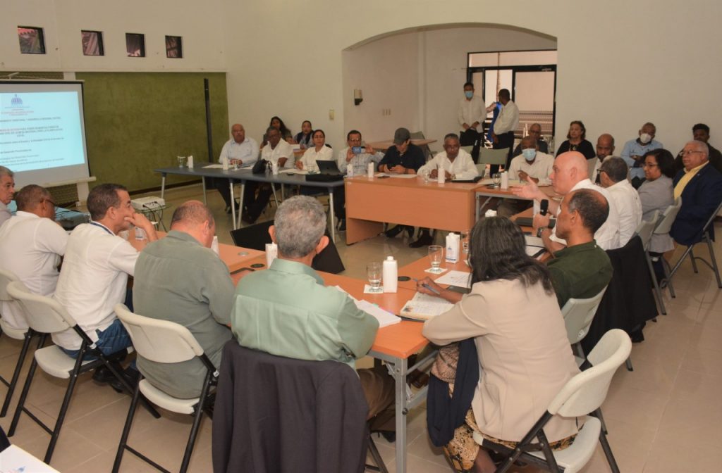 Al centro, Pável Isa Conteras, ministro de Economía, Planificación y Desarrollo y Domingo Matías, viceministro de Ordenamiento Territorial y Desarrollo Regional, le acompañan los representantes de las organizaciones de la sociedad civil 