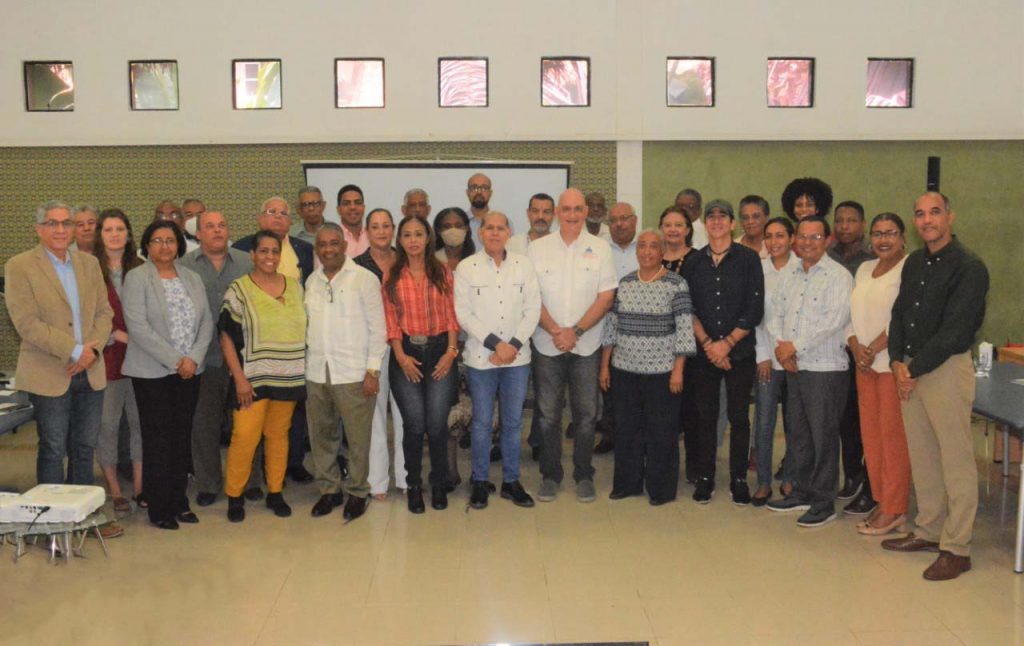 Al centro, Pável Isa Conteras, ministro de Economía, Planificación y Desarrollo y Domingo Matías, viceministro de Ordenamiento Territorial y Desarrollo Regional, le acompañan los representantes de las organizaciones de la sociedad civil 