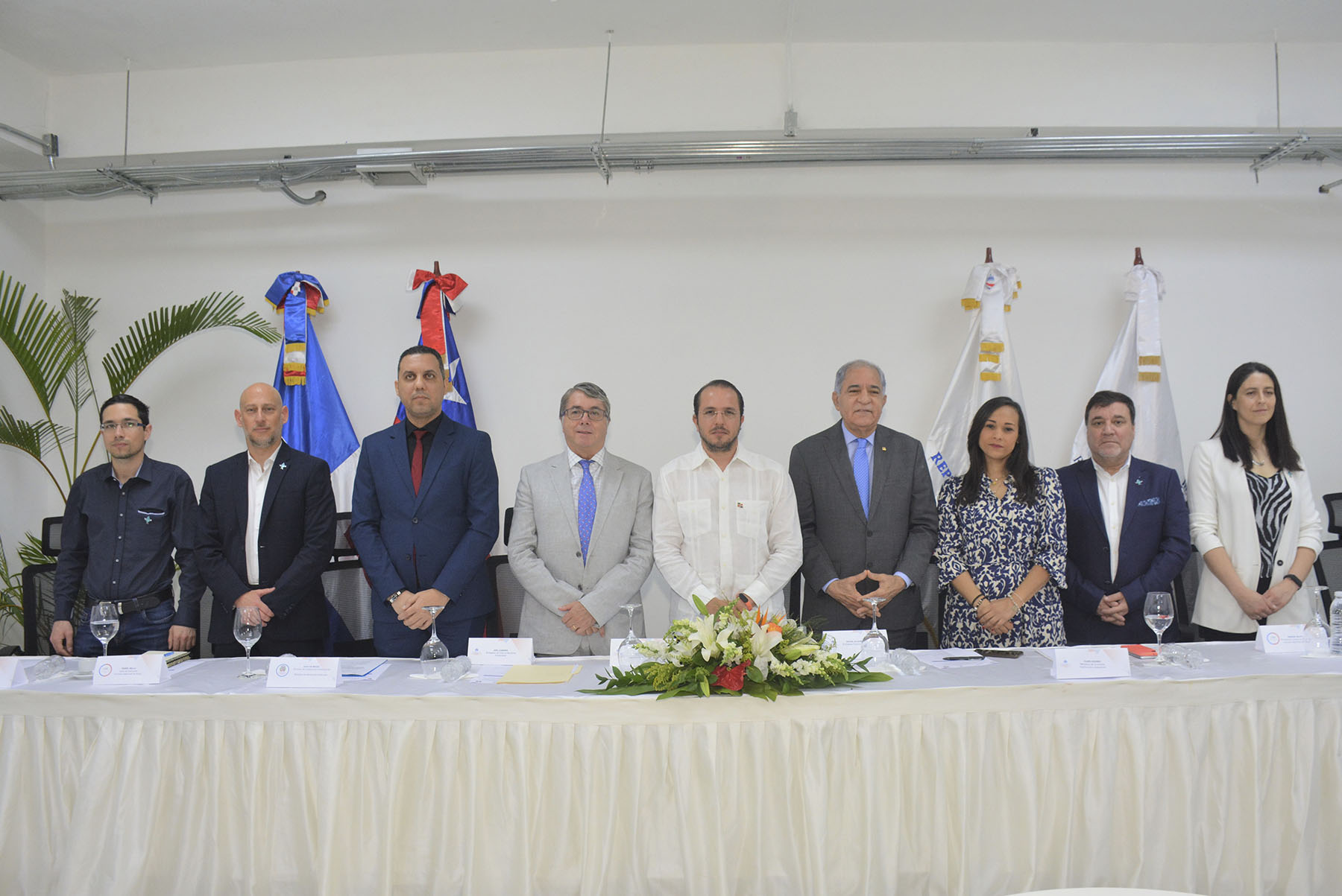 De izquierda a derecha, André Moreau, asesor Secretaría Ejecutiva de la Comisión Nacional de Riego; Daniel Bello, jefe de Gabinete de la Comisión Nacional de Riego de Chile (CNR); José Luis Morillo, director de Cooperación Internacional del Ministerio de Relaciones Exteriores; Axel Cabrera Martínez, embajador de Chile en República Dominicana; Claudio Caamaño, director ejecutivo de Tecnificación Nacional de Riego; Fausto Liz Quiñones, embajador de República Dominicana en Chile; Clara Aquino, directora general de Cooperación Bilateral del Ministerio de Economía, Planificación y Desarrollo; Manuel Silva, profesional Unidad de Políticas y Valentina Mulchi, coordinadora de Gestión de la Embajada de Chile en República Dominicana.