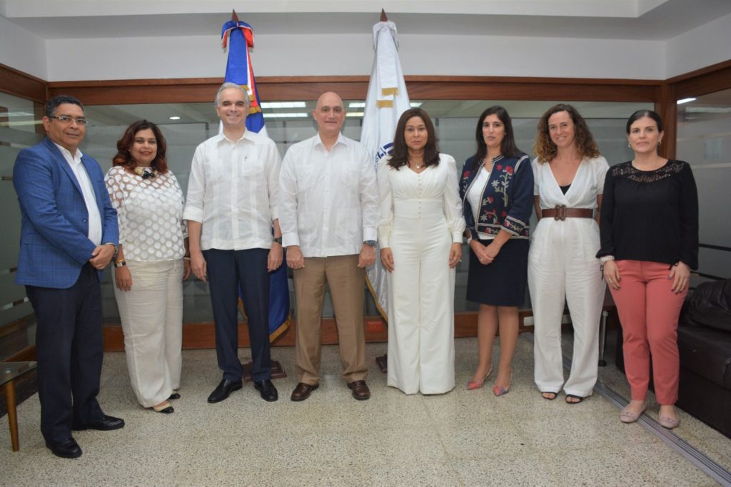 Los ministros de Economía, Planificación y Desarrollo, Pável Isa Contreras y de Trabajo, Luis Miguel De Camps, así como la ministra de la Mujer, Mayra Jiménez, encabezan un diálogo con la oficial de Asuntos Sociales de la Comisión Económica para América Latina y el Caribe (CEPAL), María Lucía Scuro.