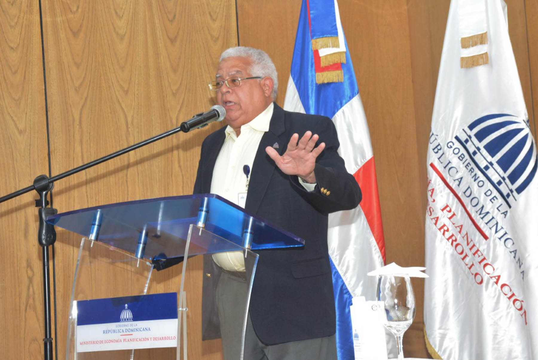 Bernardo Hirán Sánchez, director del Centro de Capacitación en Planificación en Inversión Pública del Ministerio de Economía, Planificación y Desarrollo, encabeza el acto de apertura del curso “Economía aplicada para no economistas”.