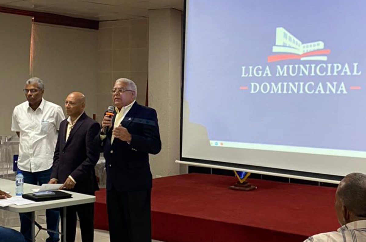 El director del CCPIP del Ministerio de Economía, Bernardo Hirán Sánchez Melo, en la apertura del taller, junto a funcionarios de la Liga Municipal Dominicana.