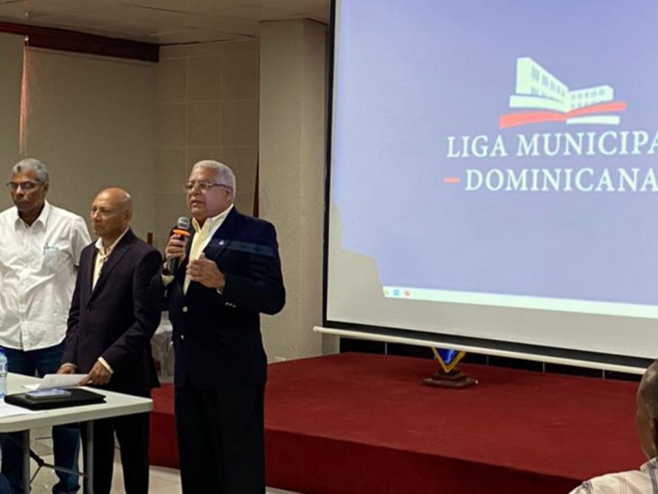 El director del CCPIP del Ministerio de Economía, Bernardo Hirán Sánchez Melo, en la apertura del taller, junto a funcionarios de la Liga Municipal Dominicana.