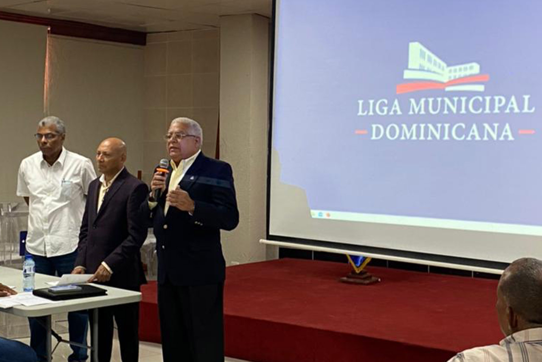 El director del CCPIP del Ministerio de Economía, Bernardo Hirán Sánchez Melo, en la apertura del taller, junto a funcionarios de la Liga Municipal Dominicana.
