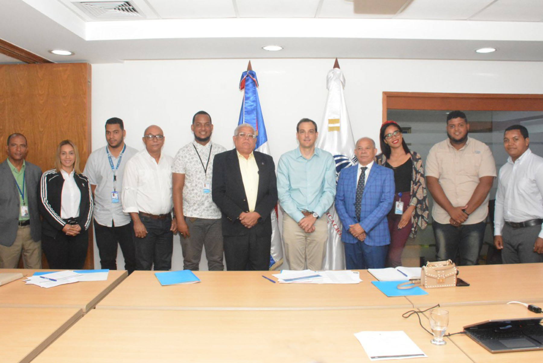 Al centro, Martín Francos Rodríguez, director general de Inversión Pública del Ministerio de Economía, Planificación y Desarrollo; Bernardo Hirán Sánchez, director general del Centro de Capacitación e Inversión Pública y Alberto Pichardo Polanco, analista de Proyectos de Inversión Pública II, junto a los representantes de la Corporación del Acueducto y Alcantarillado de Monseñor Nouel (CORAAMON).