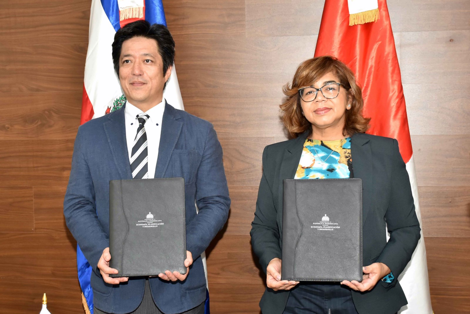 La viceministra de Cooperación Internacional del Ministerio de Economía, Planificación y Desarrollo, Olaya Dotel, y el representante residente en República Dominicana de la Agencia de Cooperación Internacional del Japón, Takayuki Kondo firman el Récord de Discusiones.